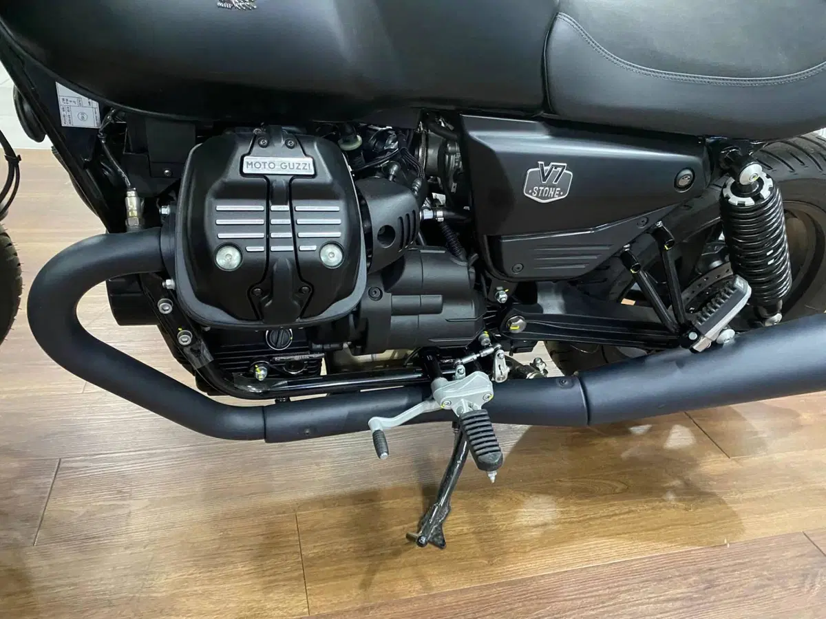 Moto Guzzi V7 Stone (2025 - 26) (4)