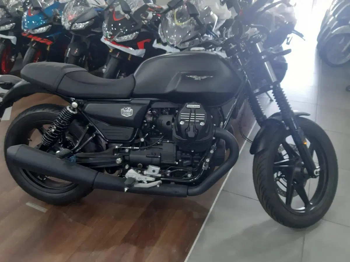 Moto Guzzi V7 Stone (2025 - 26) (6)