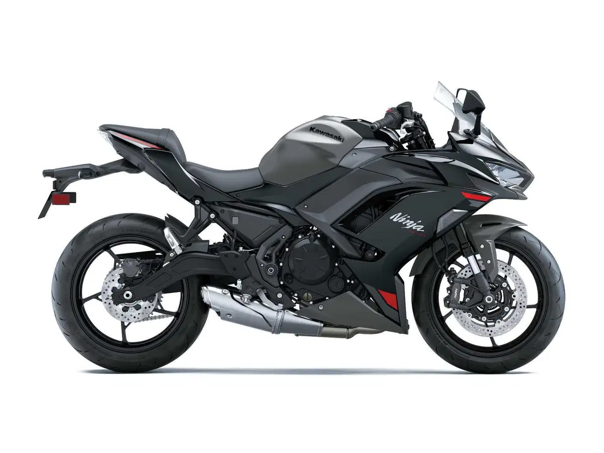 Kawasaki Ninja 650, tutte le novità del model year 2027 (5)