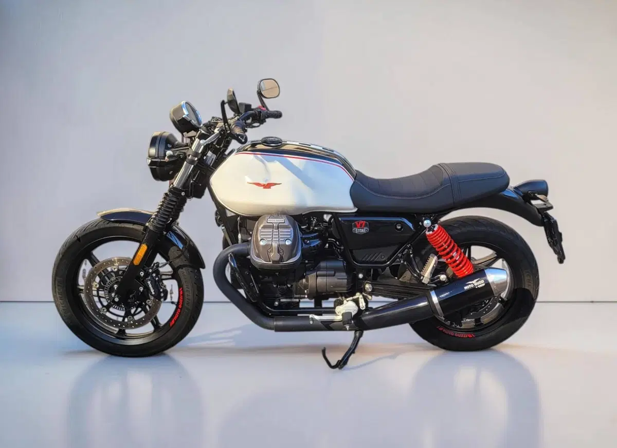 Moto Guzzi V7 Stone Ten (2024 - 25) (2)