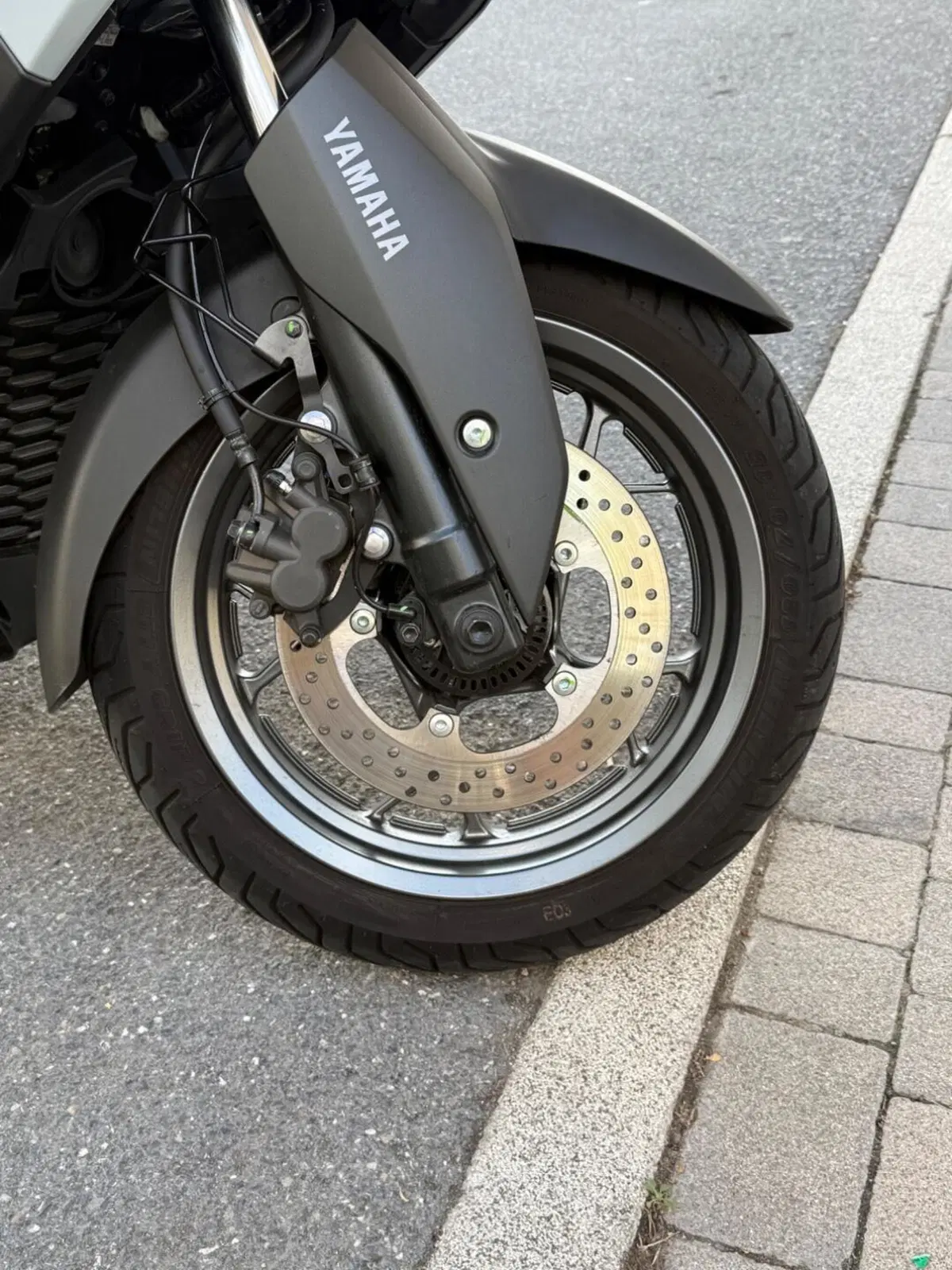 Yamaha X-Max 300 Tech Max+ (2025 - 26) (2)