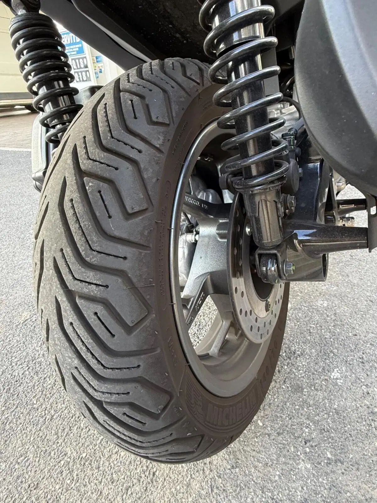 Yamaha X-Max 300 Tech Max+ (2025 - 26) (10)