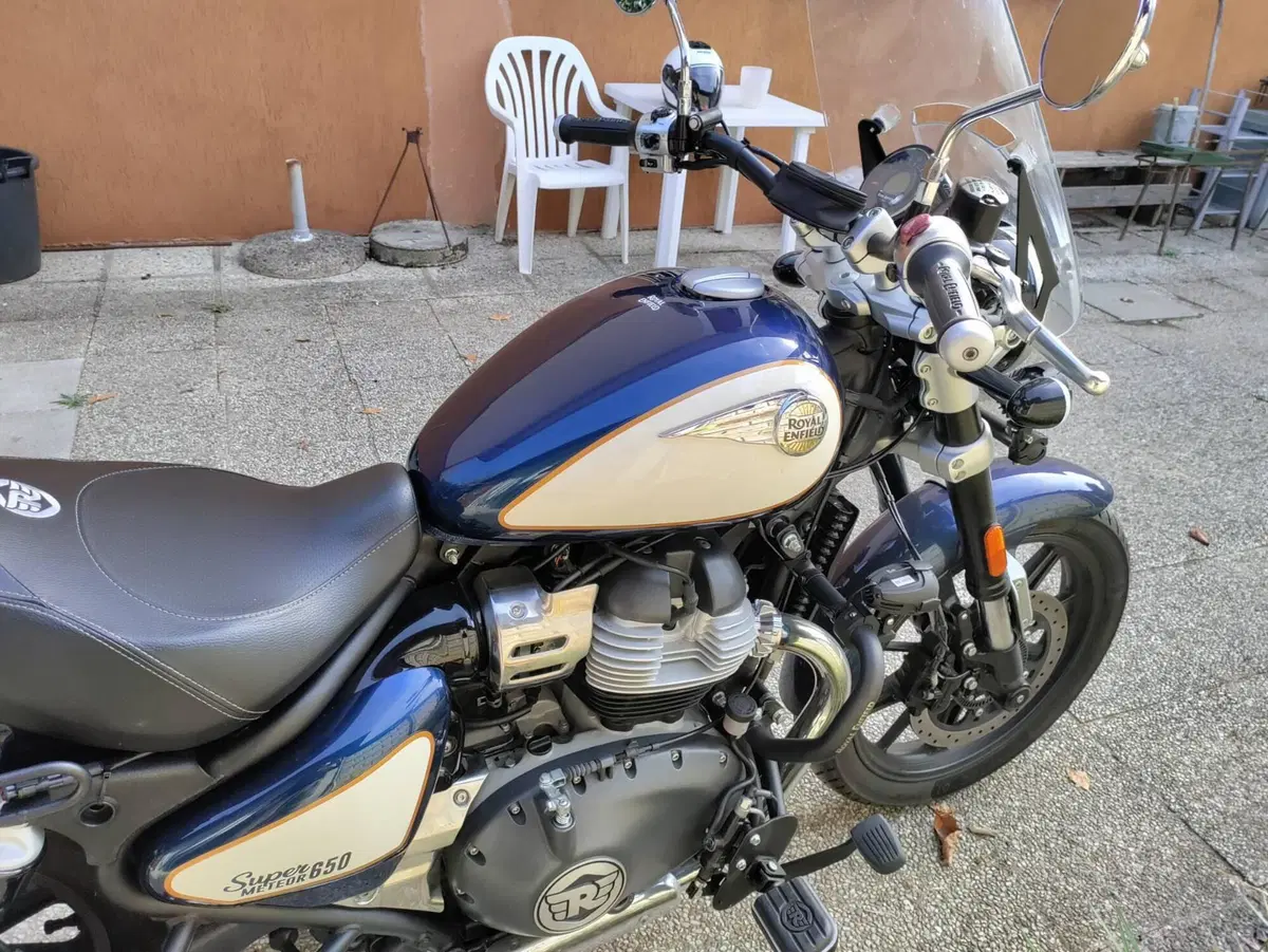 Royal Enfield Super Meteor 650 (2023 - 26) (4)