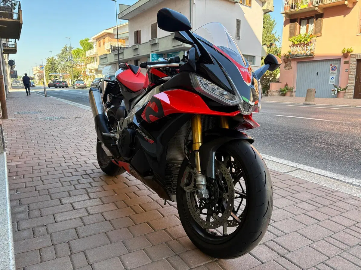 Aprilia RSV4 1100 Factory (2021 - 24) (4)