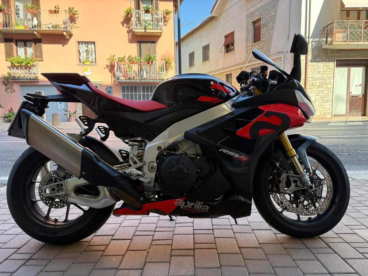 Aprilia RSV4 1100 Factory (2021 - 24) (8)