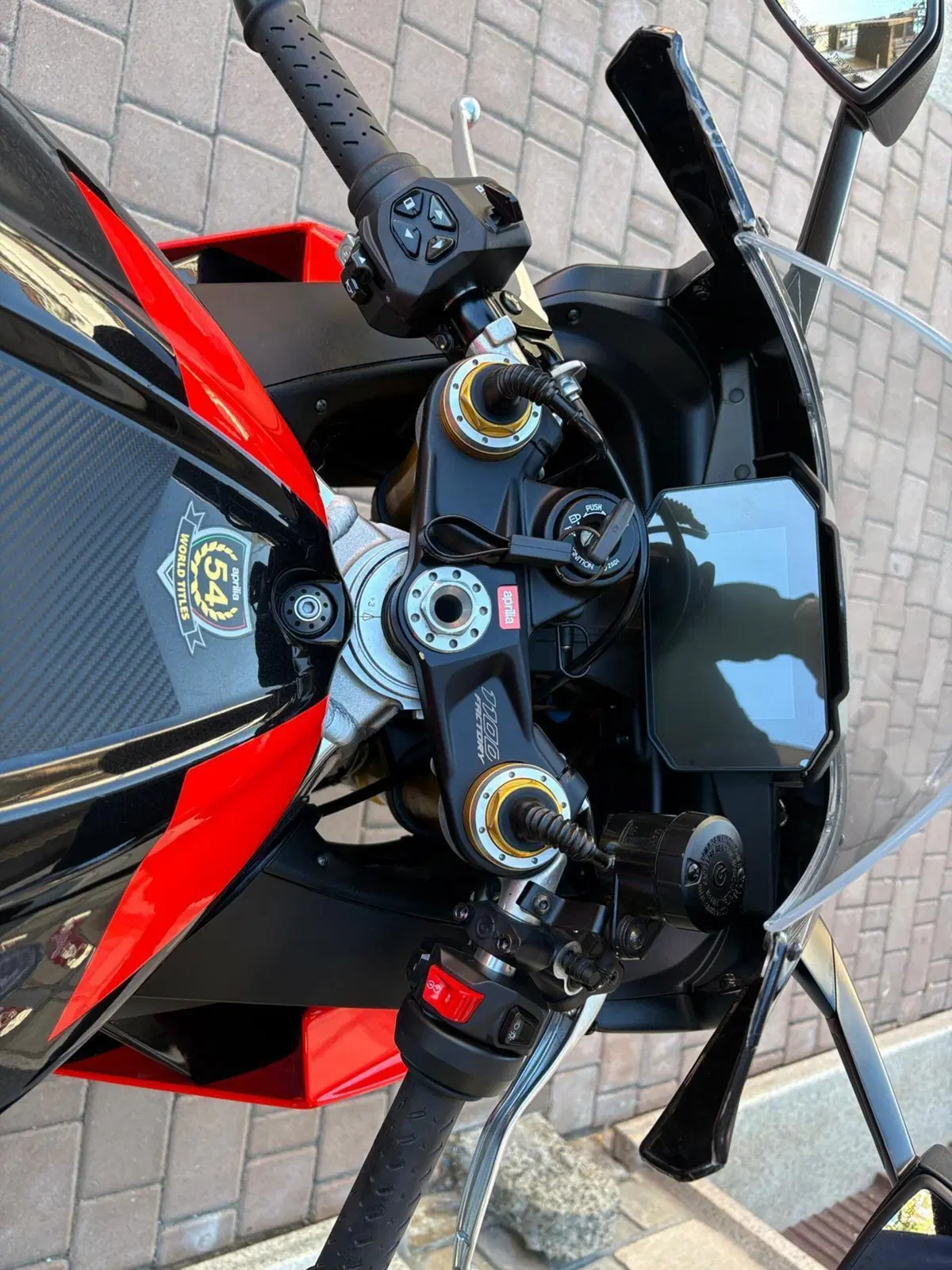 Aprilia RSV4 1100 Factory (2021 - 24) (9)