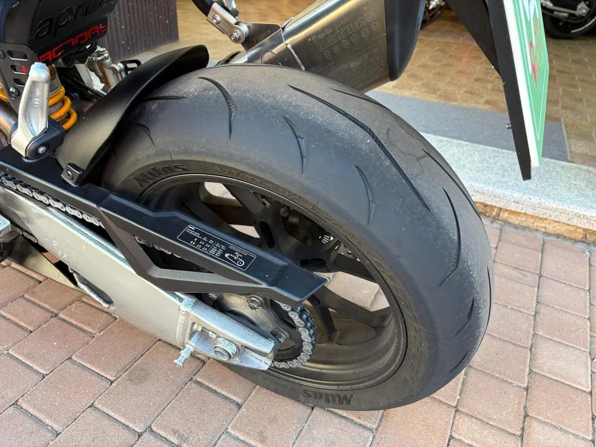 Aprilia RSV4 1100 Factory (2021 - 24) (15)