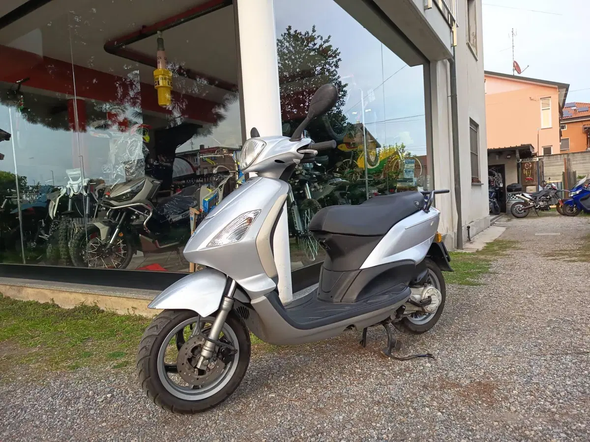 Piaggio Fly 50 4T 4V (2013 - 17) (2)