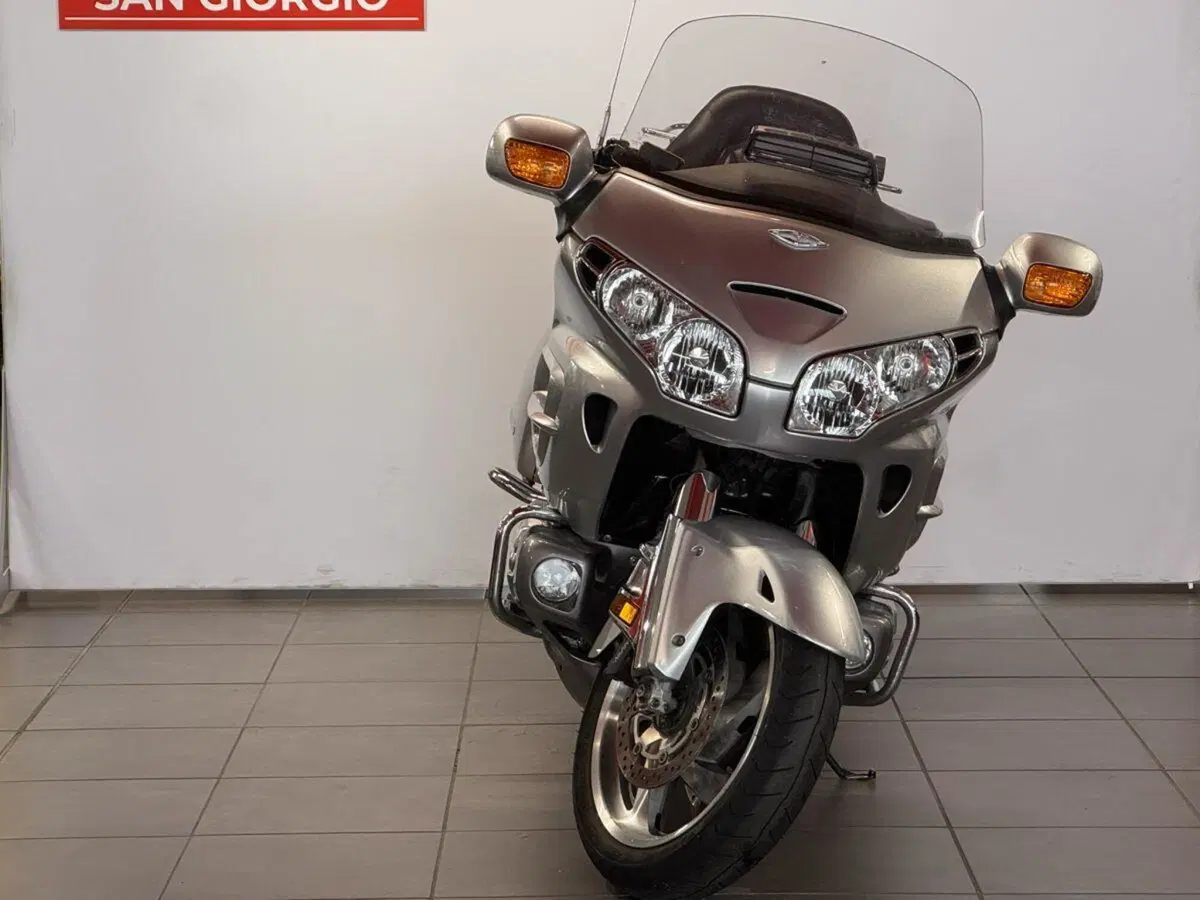 Honda GL 1800 Gold Wing (2000 - 05) (2)