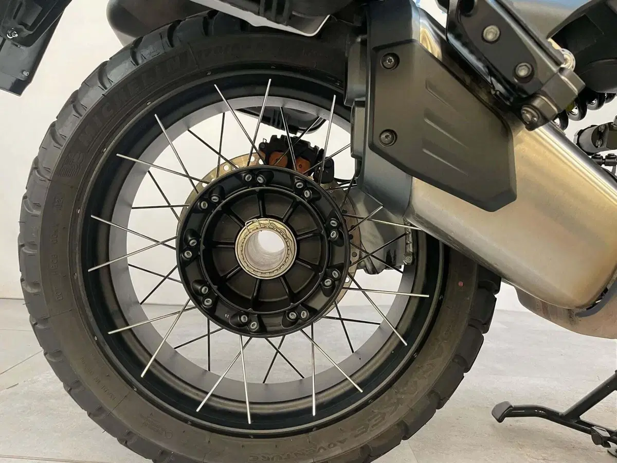 Moto Guzzi Stelvio (2024 - 26) (8)