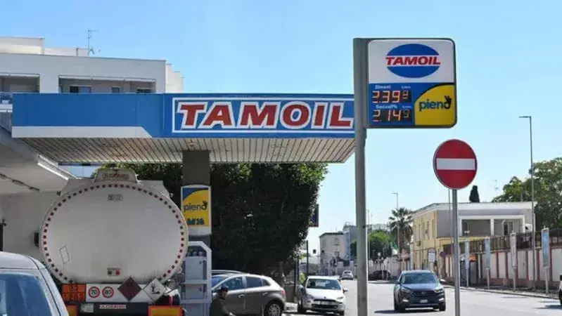 Tetto ai carburanti: Palazzo Chigi tratta con Tripoli per portare dentro Tamoil. Ma sul gasolio pesa l'incognita Trump