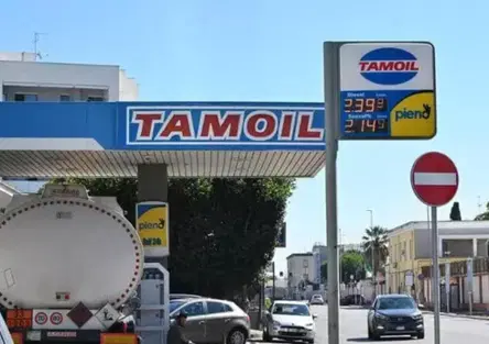 Tetto ai carburanti: Palazzo Chigi tratta con Tripoli per portare dentro Tamoil. Ma sul gasolio pesa l'incognita Trump