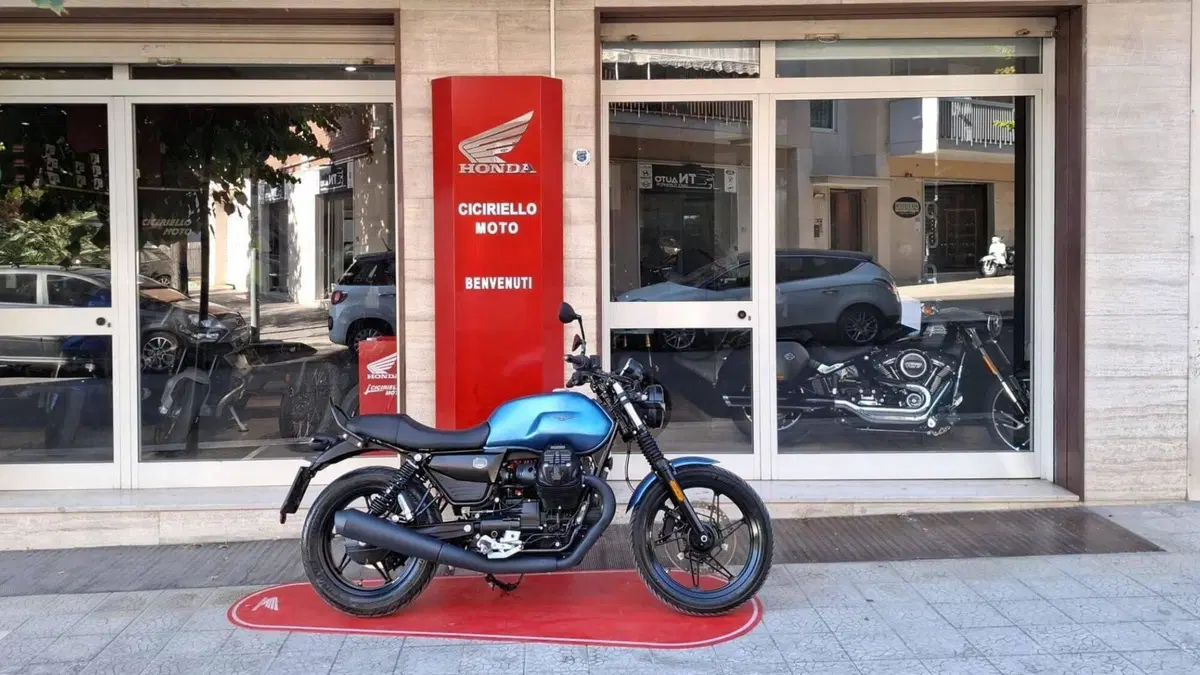 Moto Guzzi V7 Stone (2025 - 26)