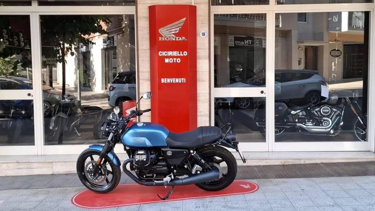 Moto Guzzi V7 Stone (2025 - 26) (2)