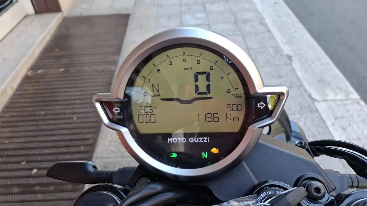 Moto Guzzi V7 Stone (2025 - 26) (3)