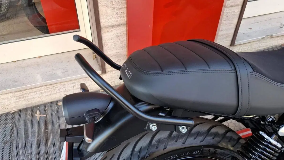 Moto Guzzi V7 Stone (2025 - 26) (4)