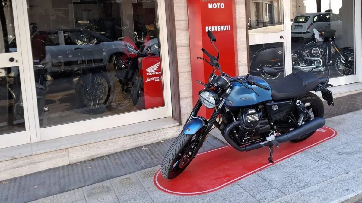 Moto Guzzi V7 Stone (2025 - 26) (8)