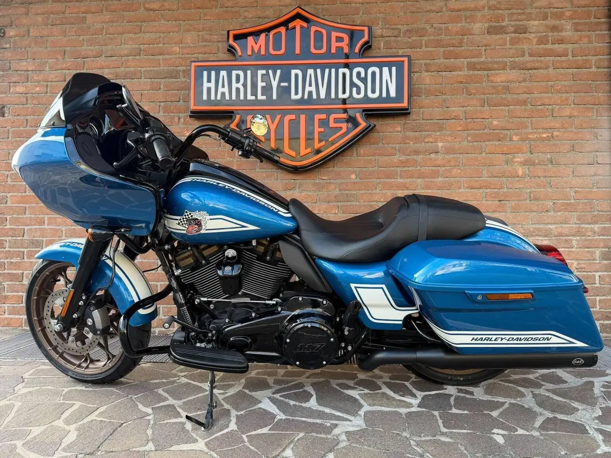 Harley-Davidson Road Glide ST Fast Johnnie Enthusiast (2023) (5)