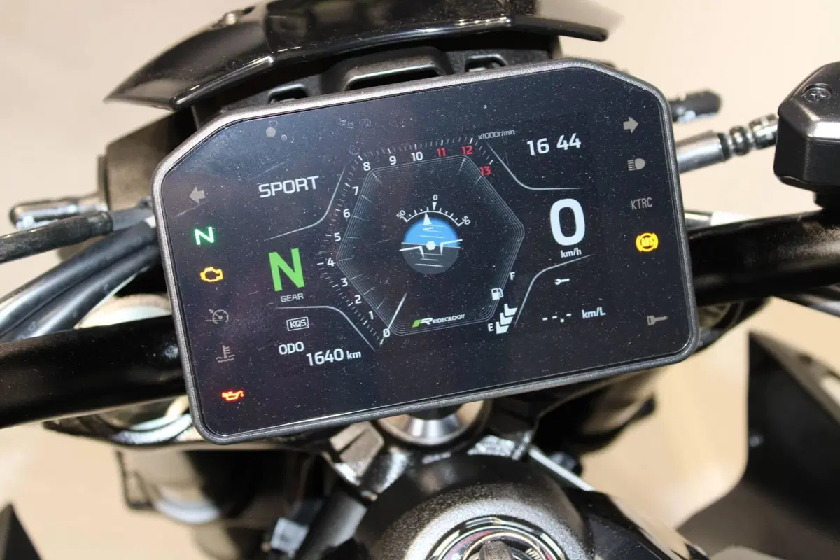 Kawasaki Z 900 (2025 - 26) (6)