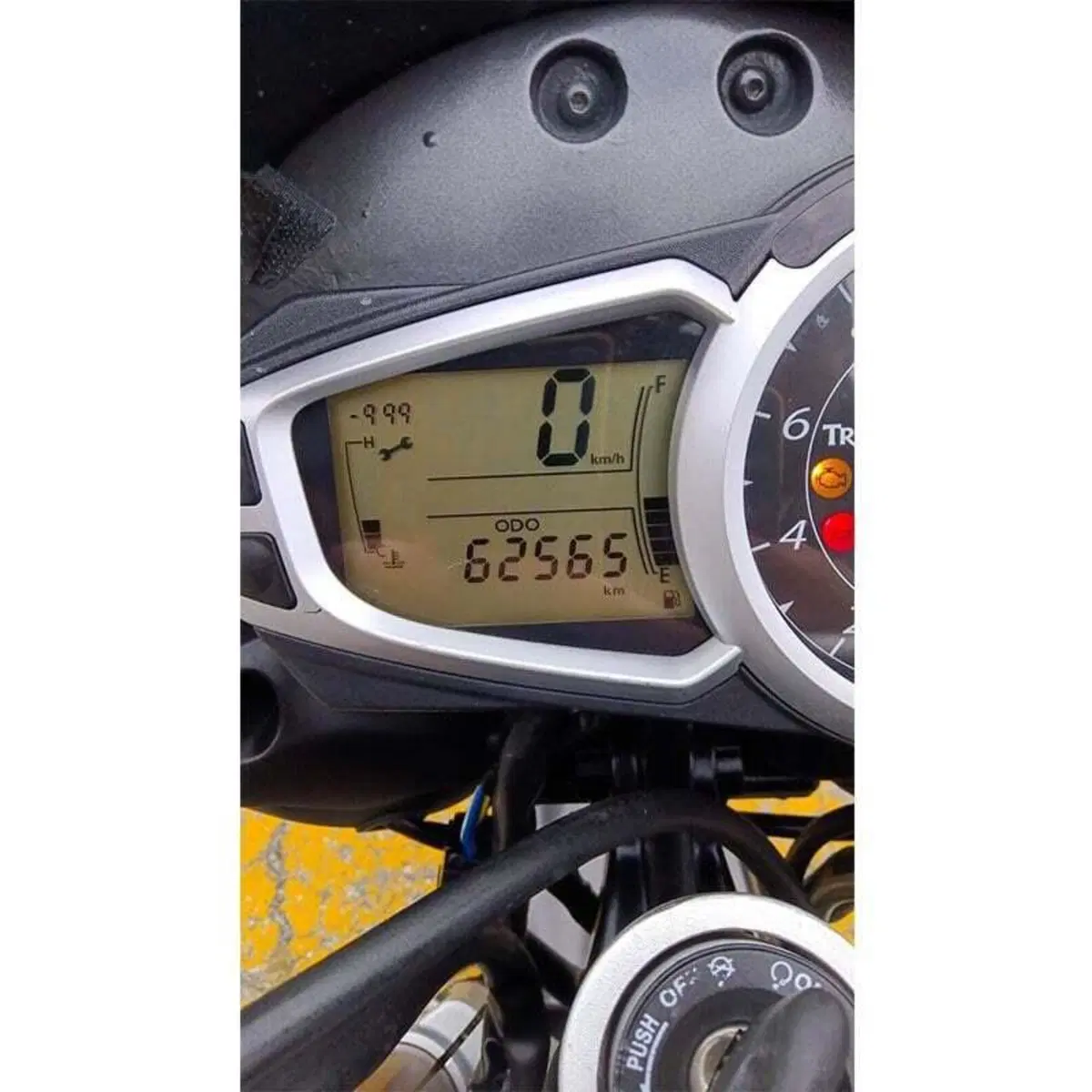 Triumph Speed Triple 1050 (2011 - 13) (2)