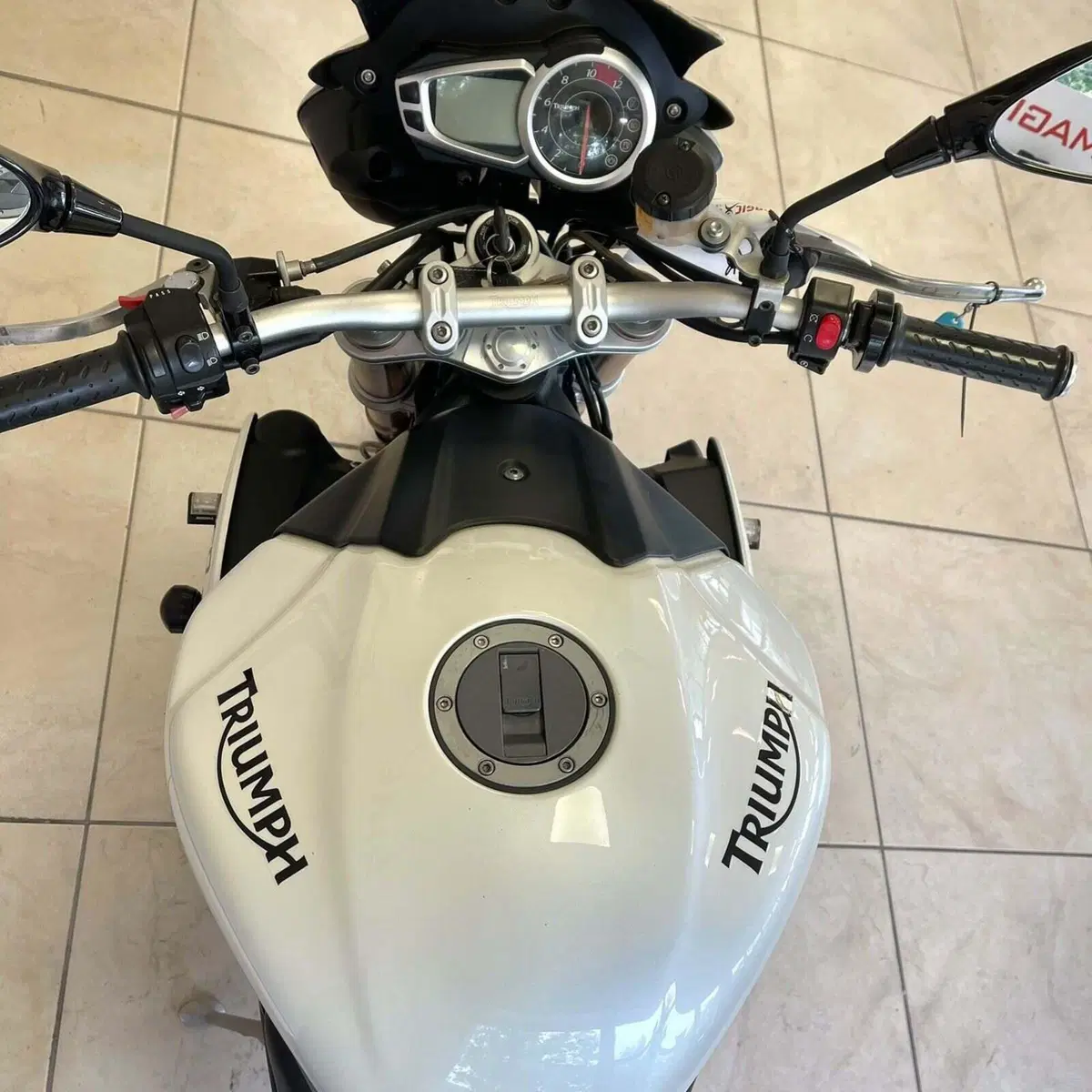Triumph Speed Triple 1050 (2011 - 13) (3)