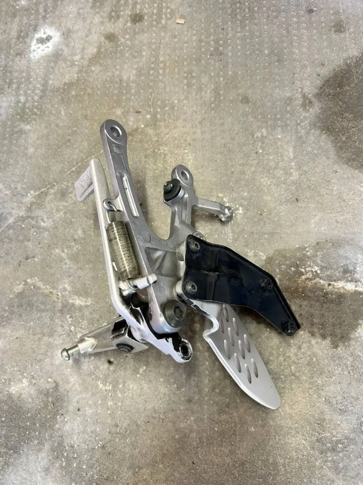 Pedana guidatore dx Yamaha R1 2004/2006 (2)