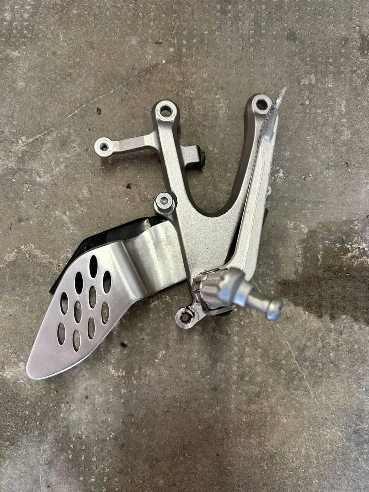 Pedana guidatore dx Yamaha R1 2004/2006 (3)