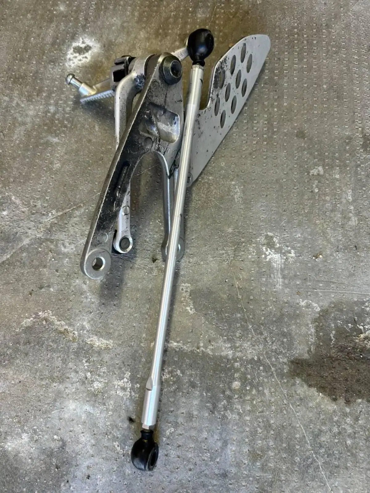 Pedana guidatore sx Yamaha R1 2004/2006 (2)