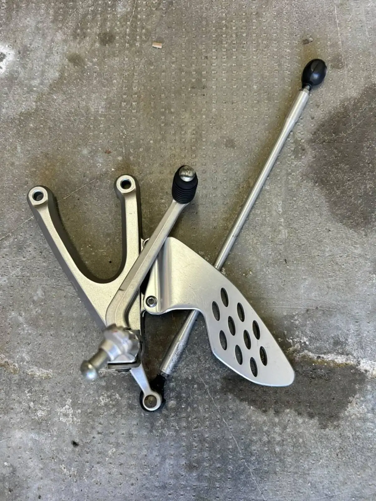 Pedana guidatore sx Yamaha R1 2004/2006 (3)