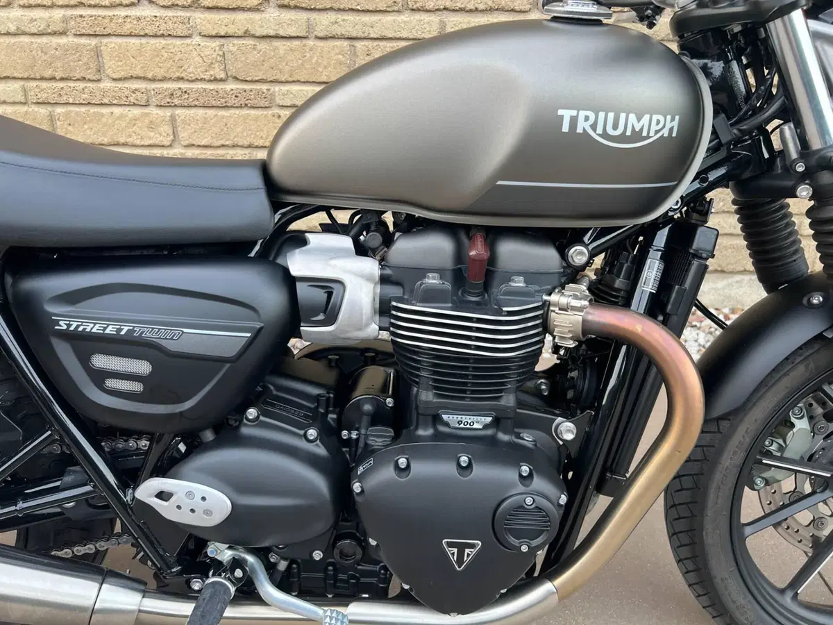 Triumph Street Twin 900 (2021 - 22) (3)