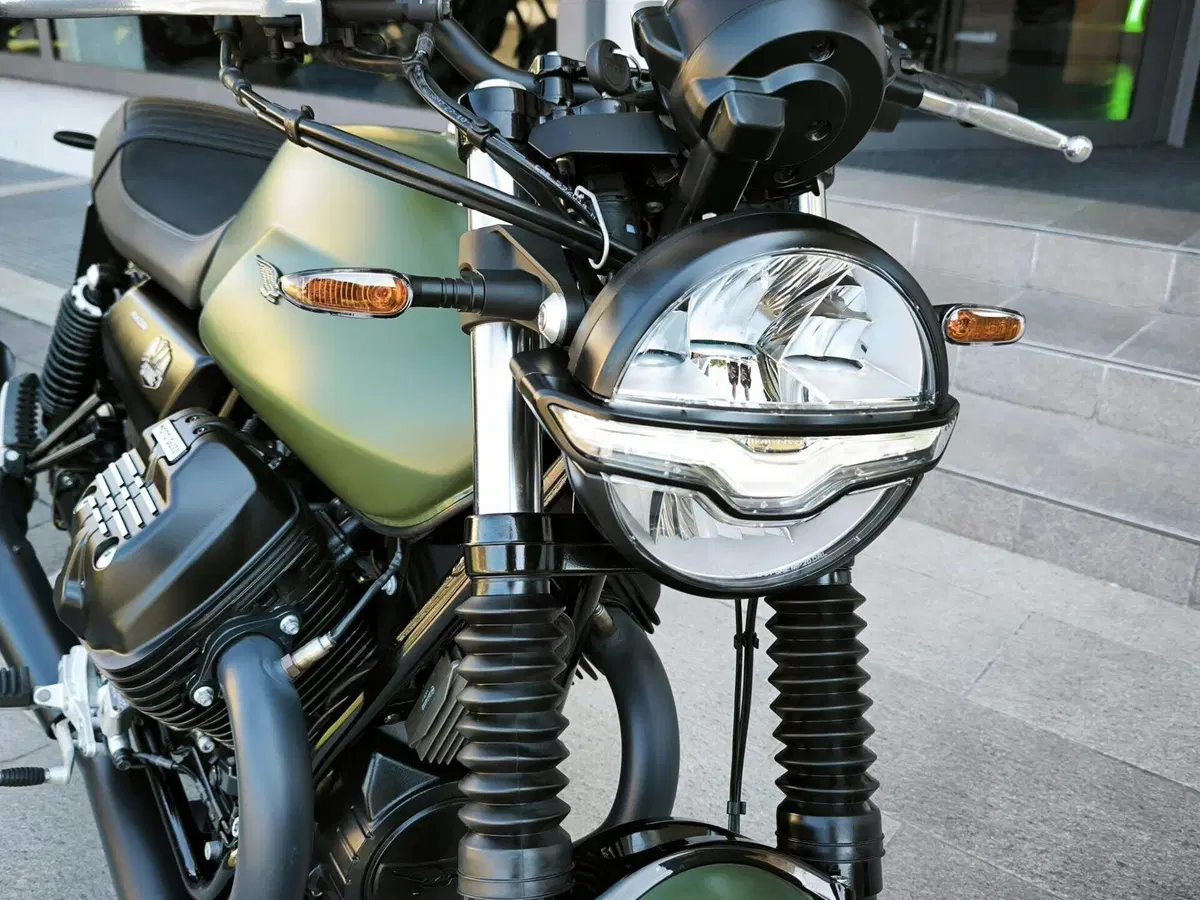 Moto Guzzi V7 Stone (2021 - 24) (2)
