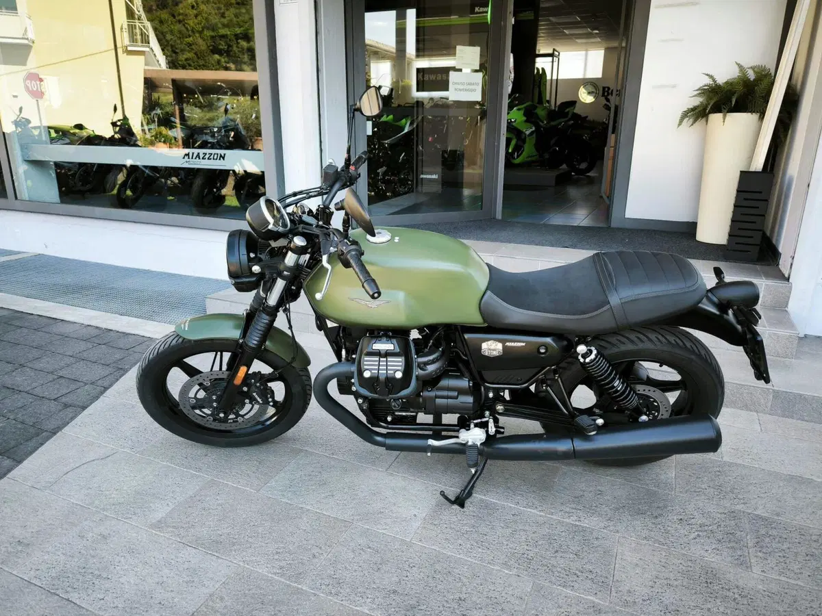 Moto Guzzi V7 Stone (2021 - 24) (3)