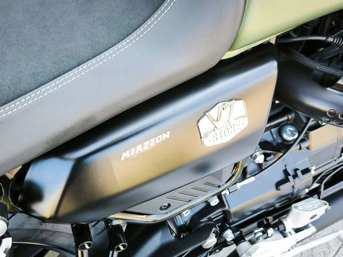Moto Guzzi V7 Stone (2021 - 24) (5)