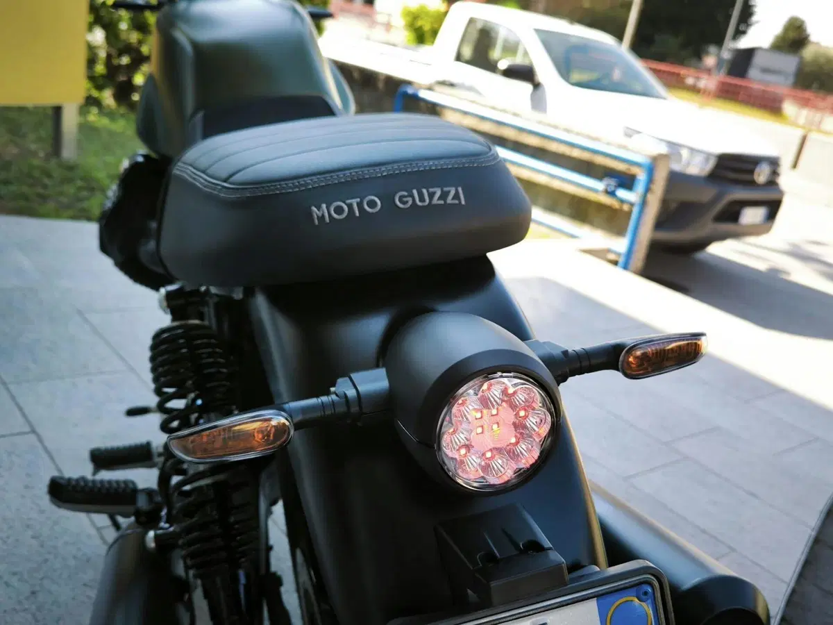 Moto Guzzi V7 Stone (2021 - 24) (6)