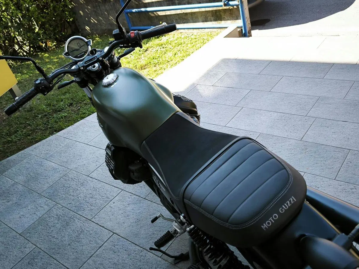 Moto Guzzi V7 Stone (2021 - 24) (7)