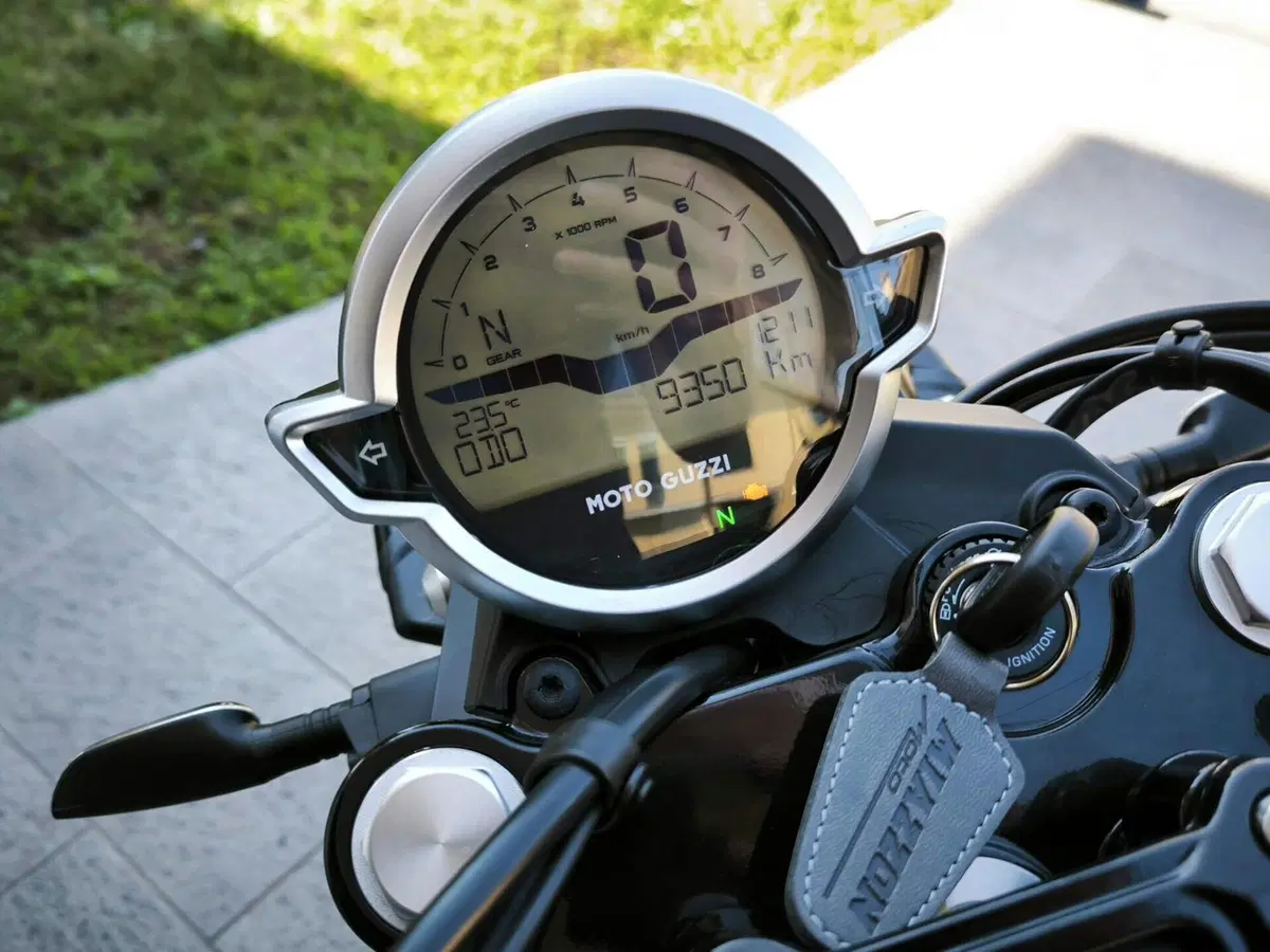 Moto Guzzi V7 Stone (2021 - 24) (8)