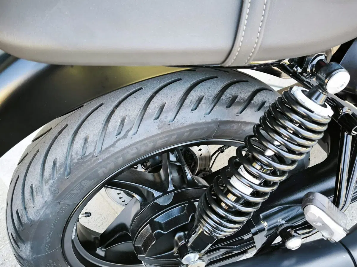 Moto Guzzi V7 Stone (2021 - 24) (9)