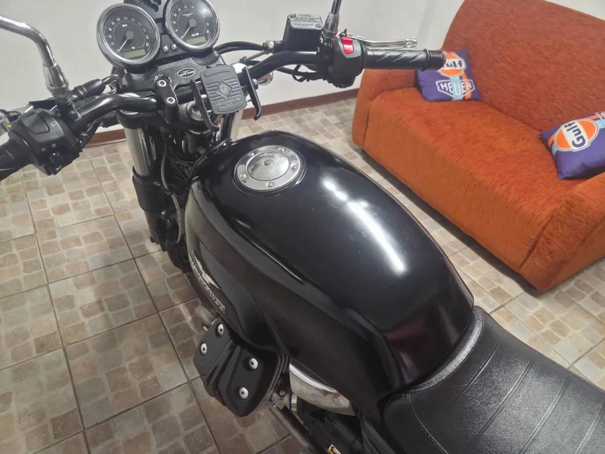 Moto Guzzi V7 Classic (2008 - 12) (6)