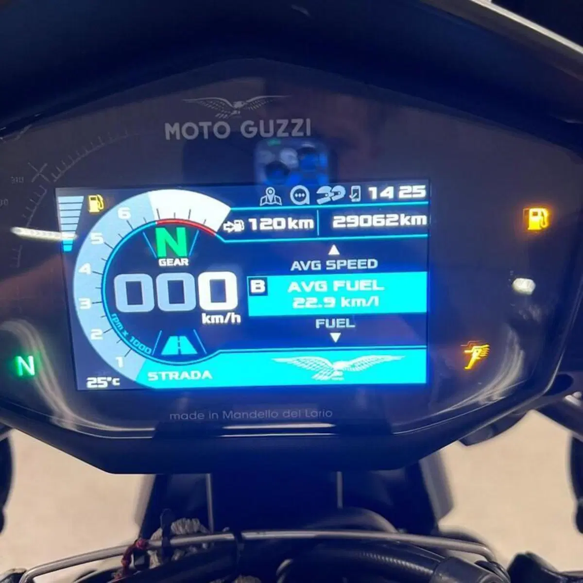 Moto Guzzi V85 TT (2021 - 23) (5)