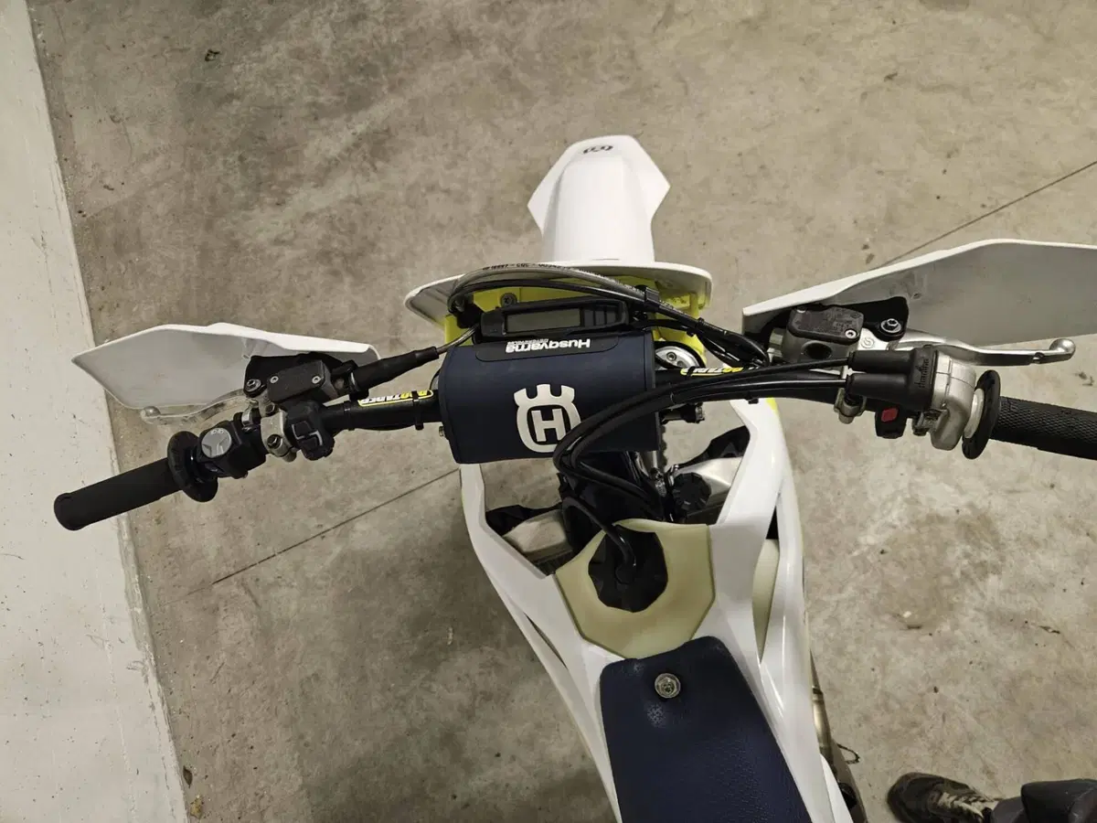 Husqvarna FE 250 (2025) (6)