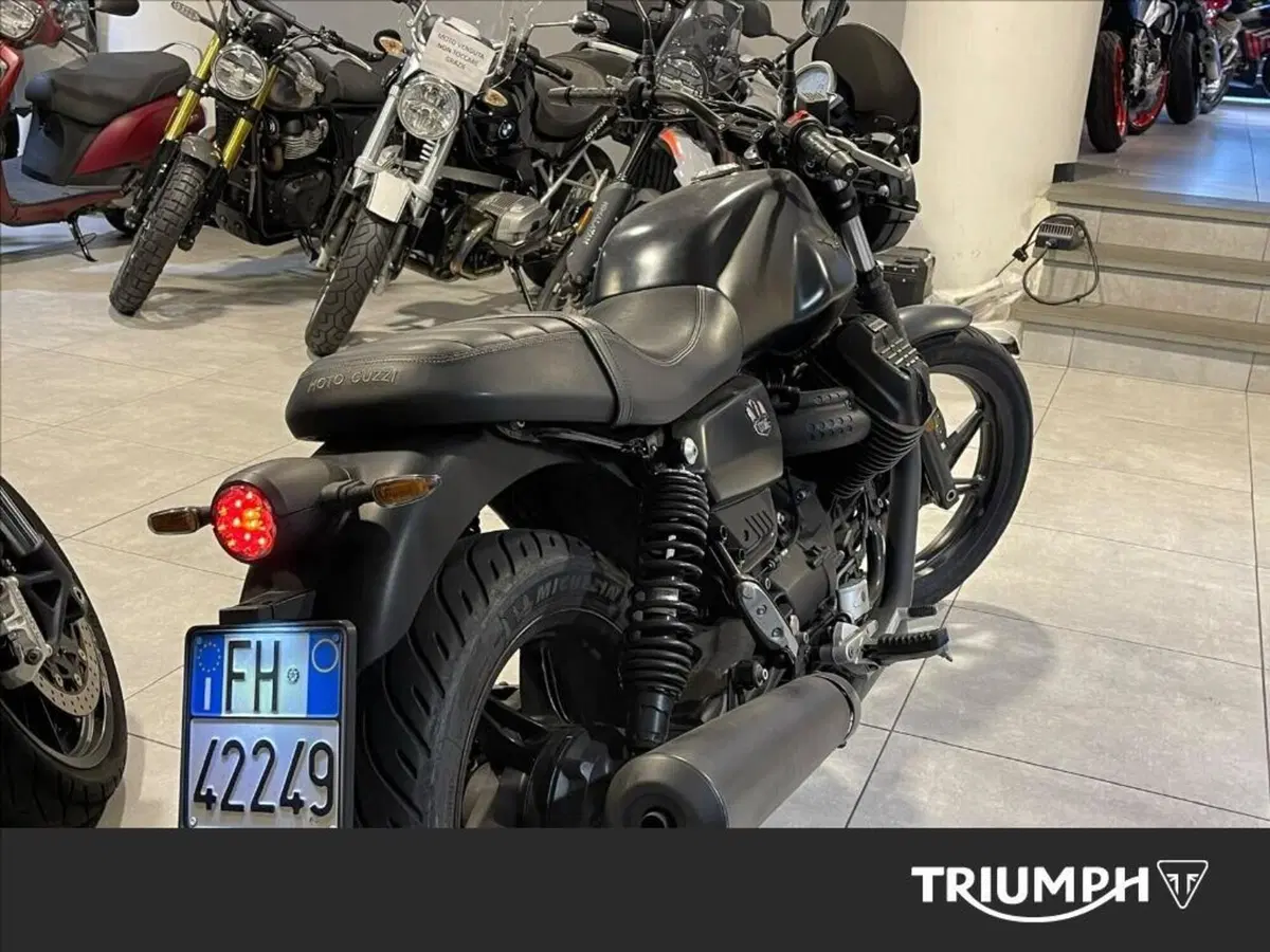 Moto Guzzi V7 Stone (2021 - 24) (2)