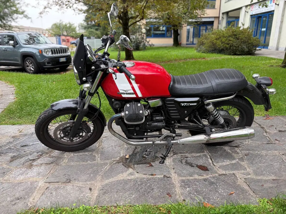 Moto Guzzi V7 II Special (2015 - 17) (5)