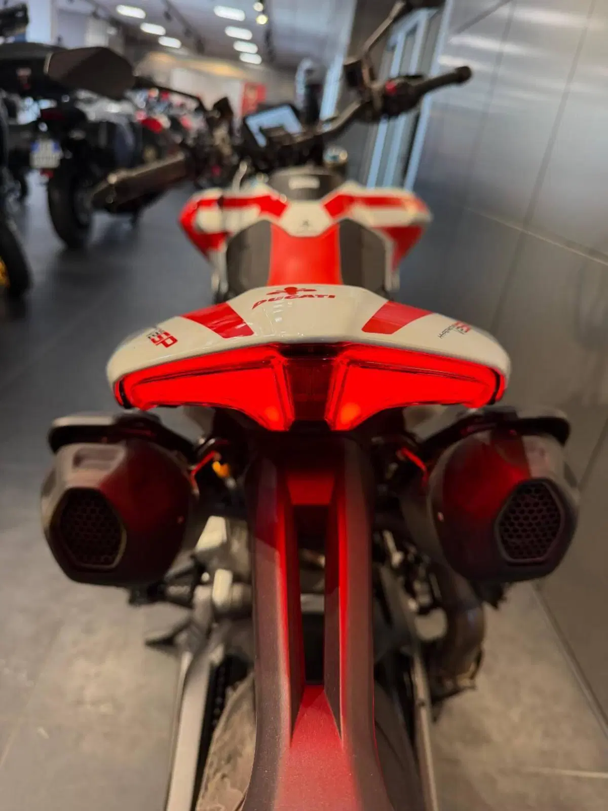 Ducati Hypermotard V2 SP (2026) (10)