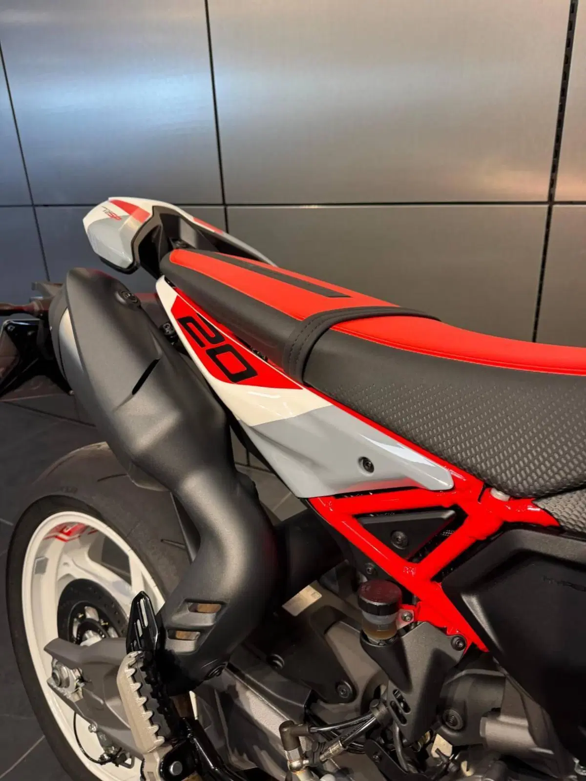 Ducati Hypermotard V2 SP (2026) (14)