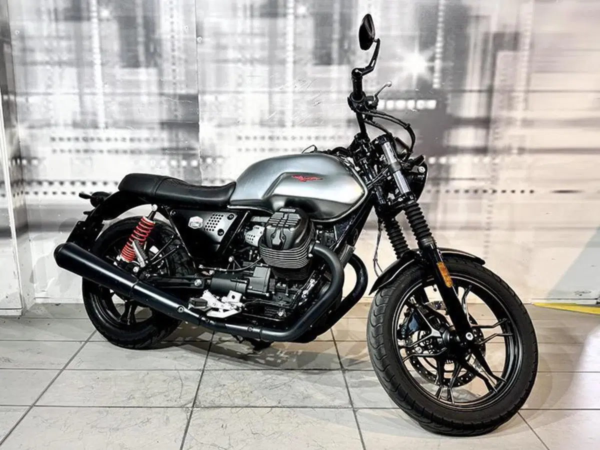 Moto Guzzi V7 III Stone S (2020)