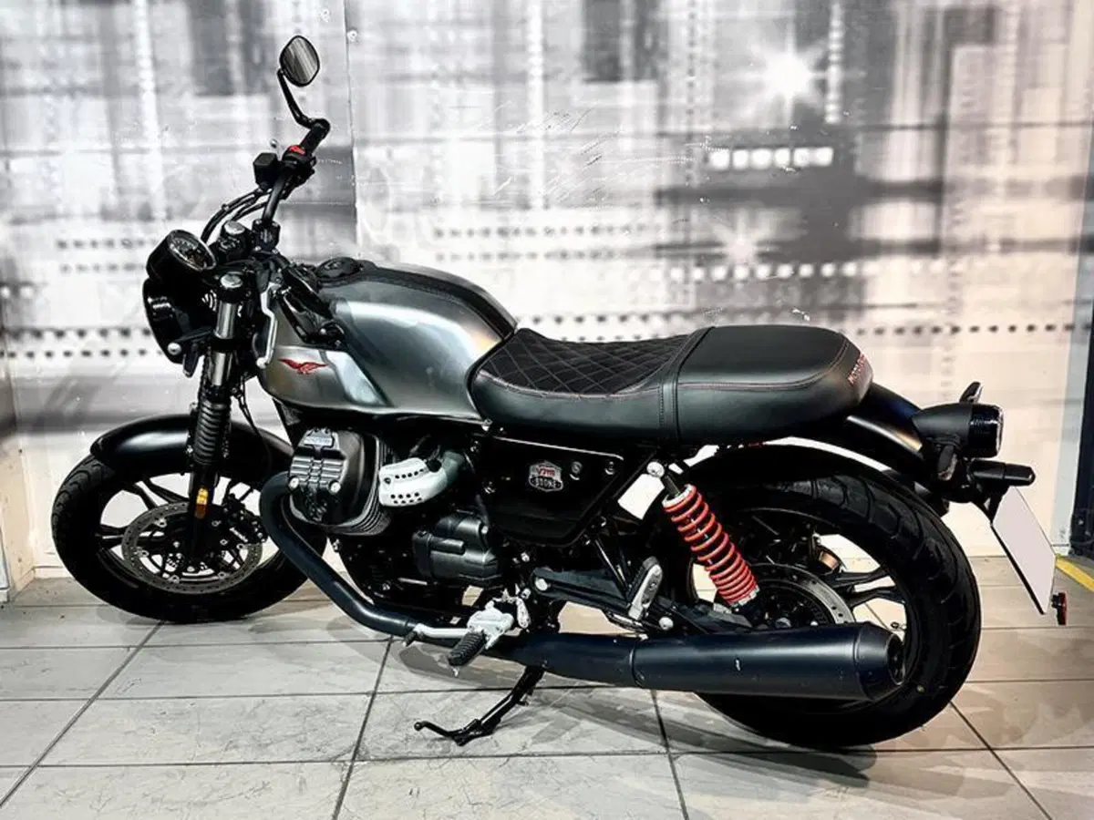 Moto Guzzi V7 III Stone S (2020) (2)