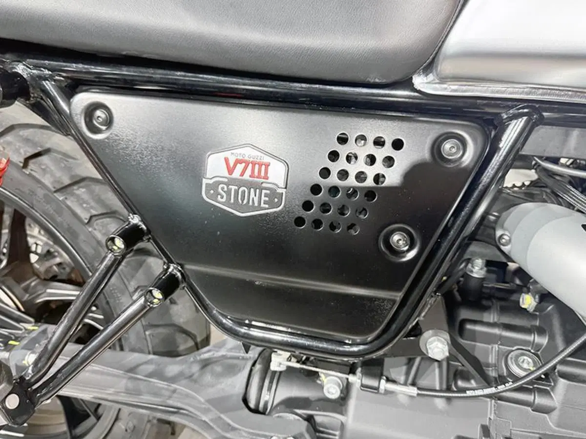 Moto Guzzi V7 III Stone S (2020) (3)