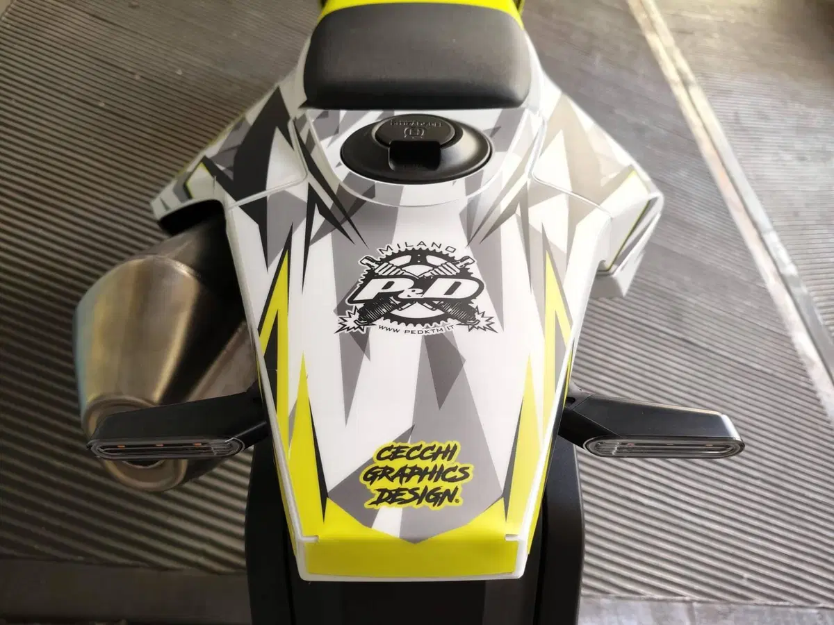 Husqvarna 701 Supermoto (2026 - 27) (3)