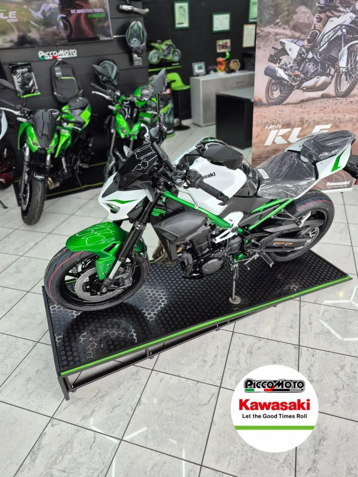 Kawasaki Z 900 (2025 - 26) (2)