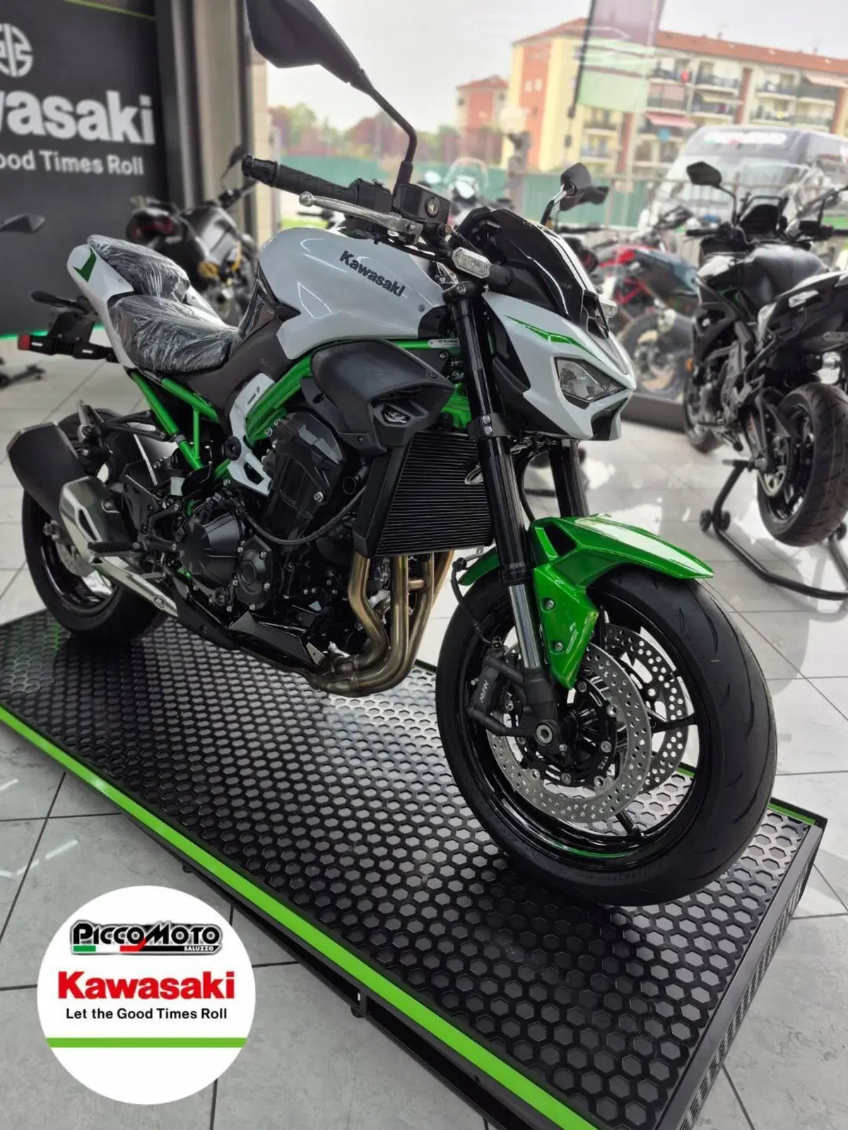 Kawasaki Z 900 (2025 - 26) (4)